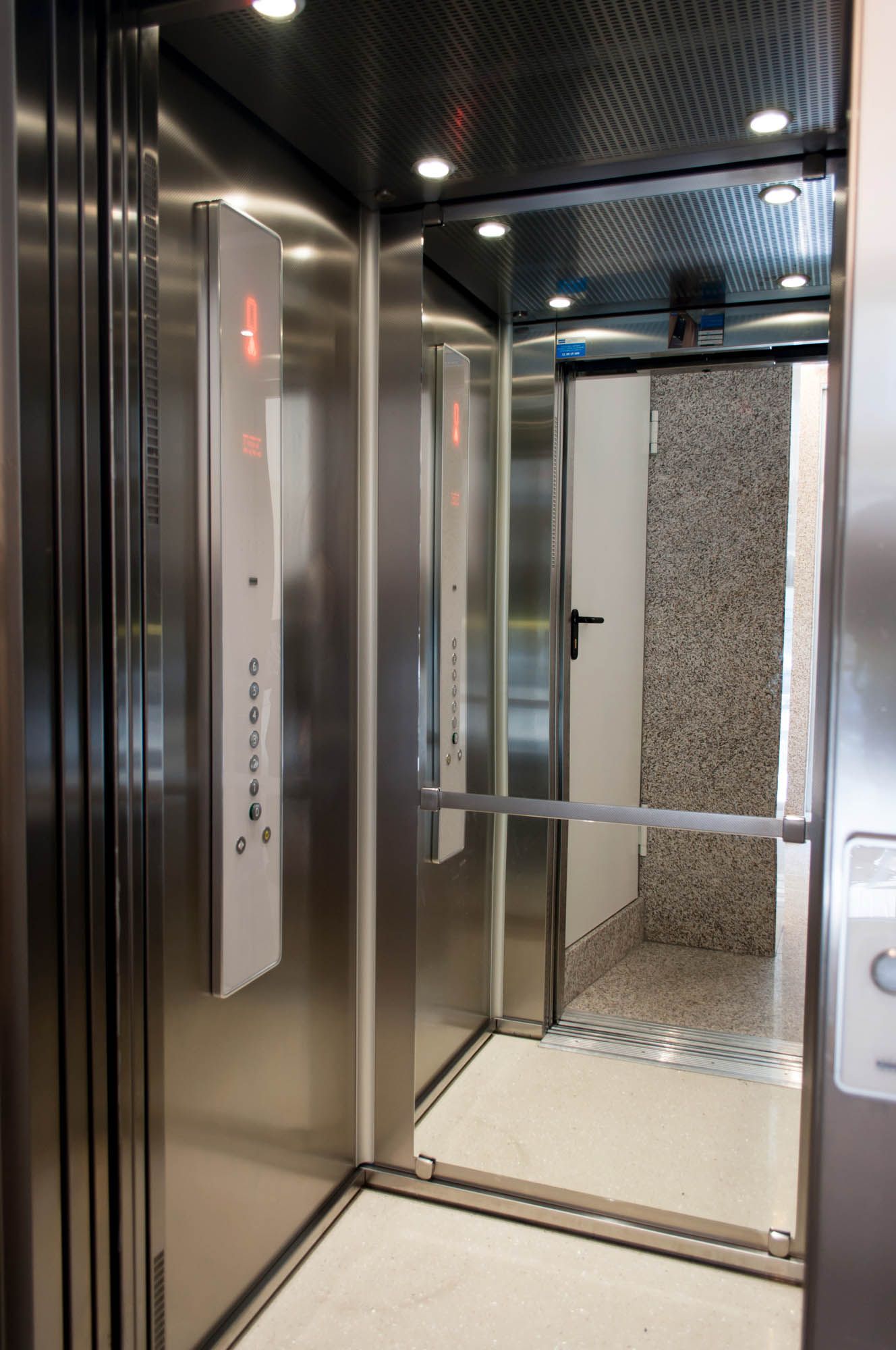 Thang Máy Gia Đình Có Phòng Máy